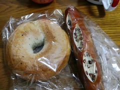 红豆碱水面包-天井·丑面包搭咖啡