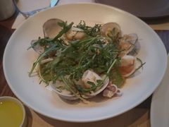温热海鲜沙拉配牛油果-Mercato莫卡多露台餐厅与酒吧(K11店)