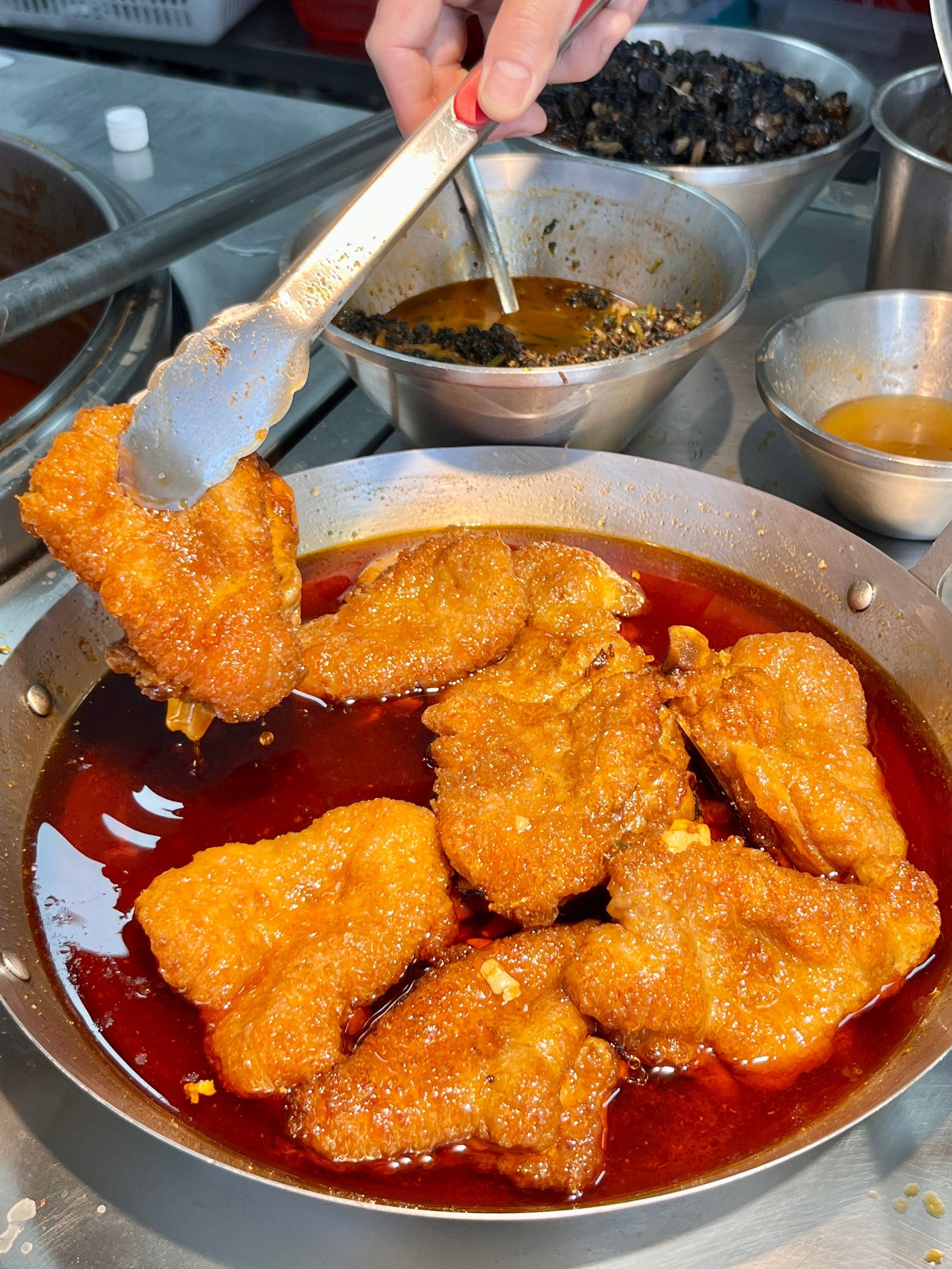 家人们!被这家虎皮猪蹄螺蛳粉香迷糊了!