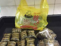 蛋黄粽和排骨粽（包装袋里）-粽子大王(太平路店)