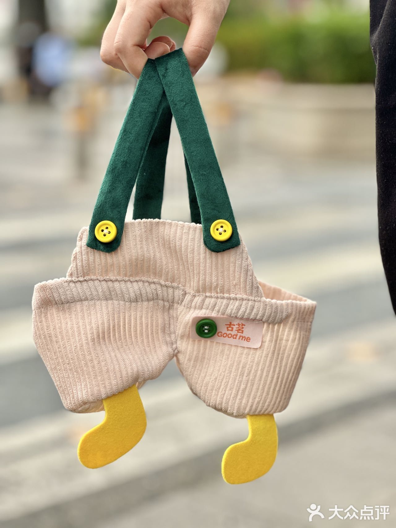 被这“背”奶茶可爱到了‼️都给我去抢背带裤周边