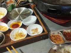 -围炉肉舍•炭烤活鳗•丹东海鲜烤肉(步行街店)