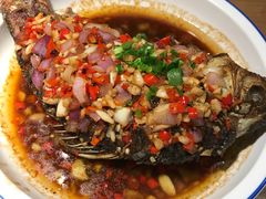 香煎鲫鱼-费大厨辣椒炒肉(万家丽一店)