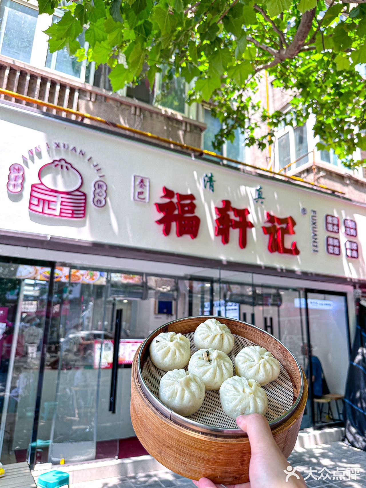 震惊！西安这家包子店排队有30米了吧！