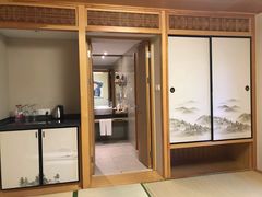 一层洗漱，卫生间及可以观看电视的浴缸-北京古北水镇御舍温泉酒店