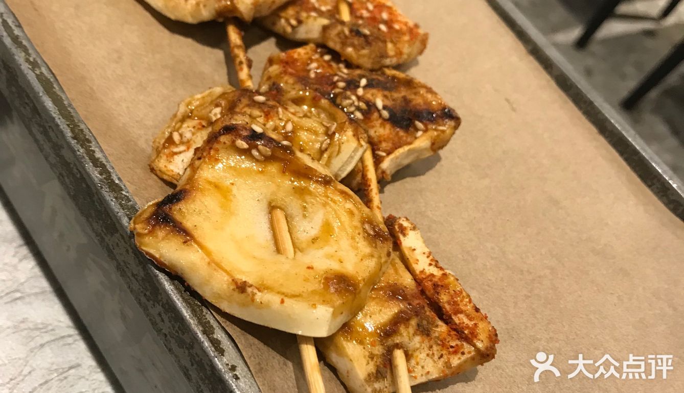 大盘鸡很入味，面条真心好吃，很有韧劲。新疆烤包子