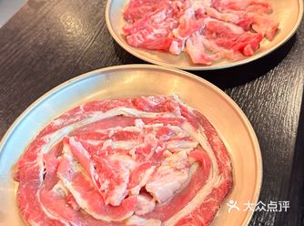 服务态度：服务员态度友好，对菜品的介绍详尽