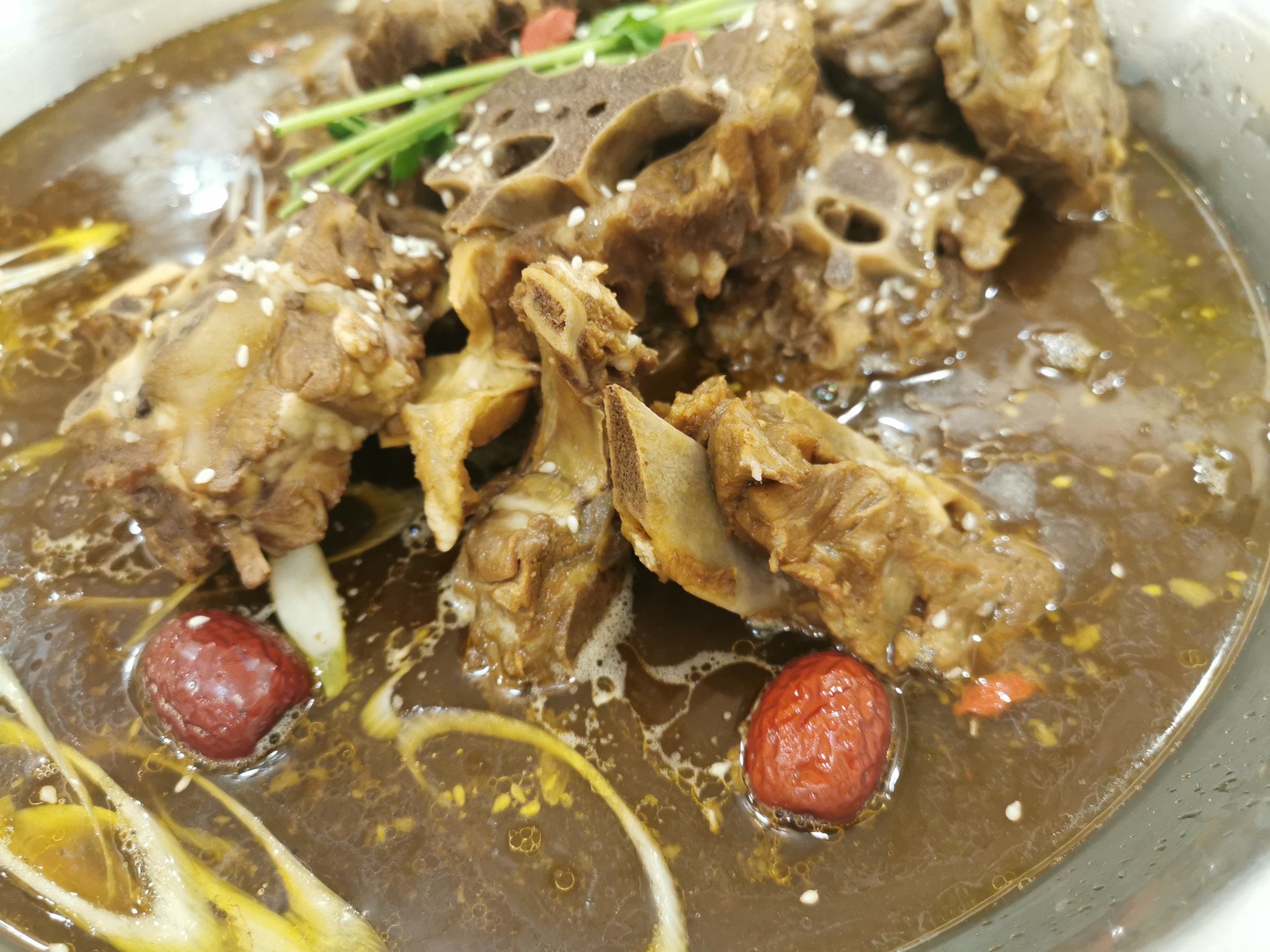 位置:骏马国际酒店里面,很好找.环境: