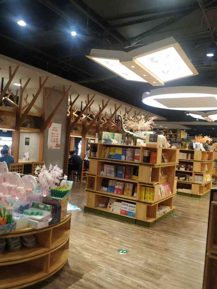 新华书店(盾安益田假日世界店)-"益田假日改了好多次名字,但是唯一不