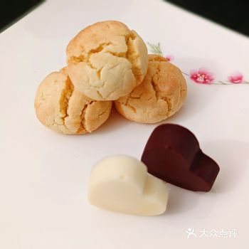 为七夕的甜品做了黑白两种颜色的心型巧克力装饰