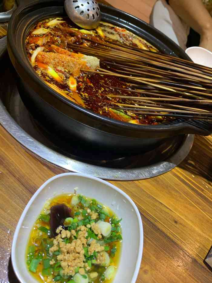 灶门签串串香-"一个月吃了四五次的串串.97环境的话 .