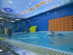 -蓝鲸奇亲子游泳俱乐部