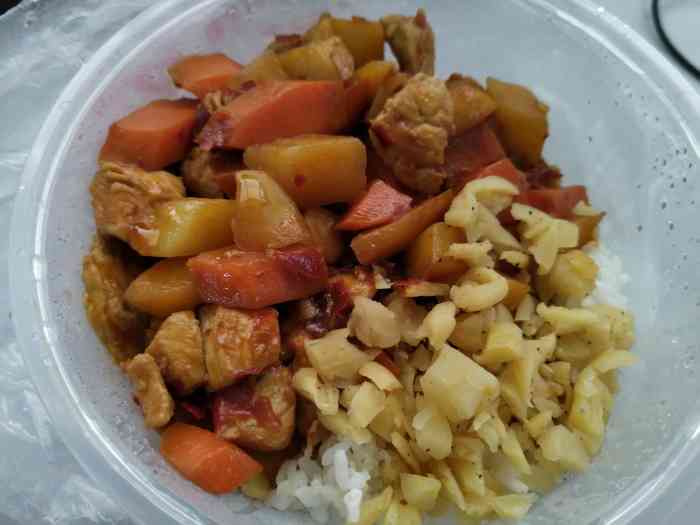 打分 打包了一份宫保鸡丁盖浇饭 真的蛮辣的 土豆不够烂 酱汁偏少