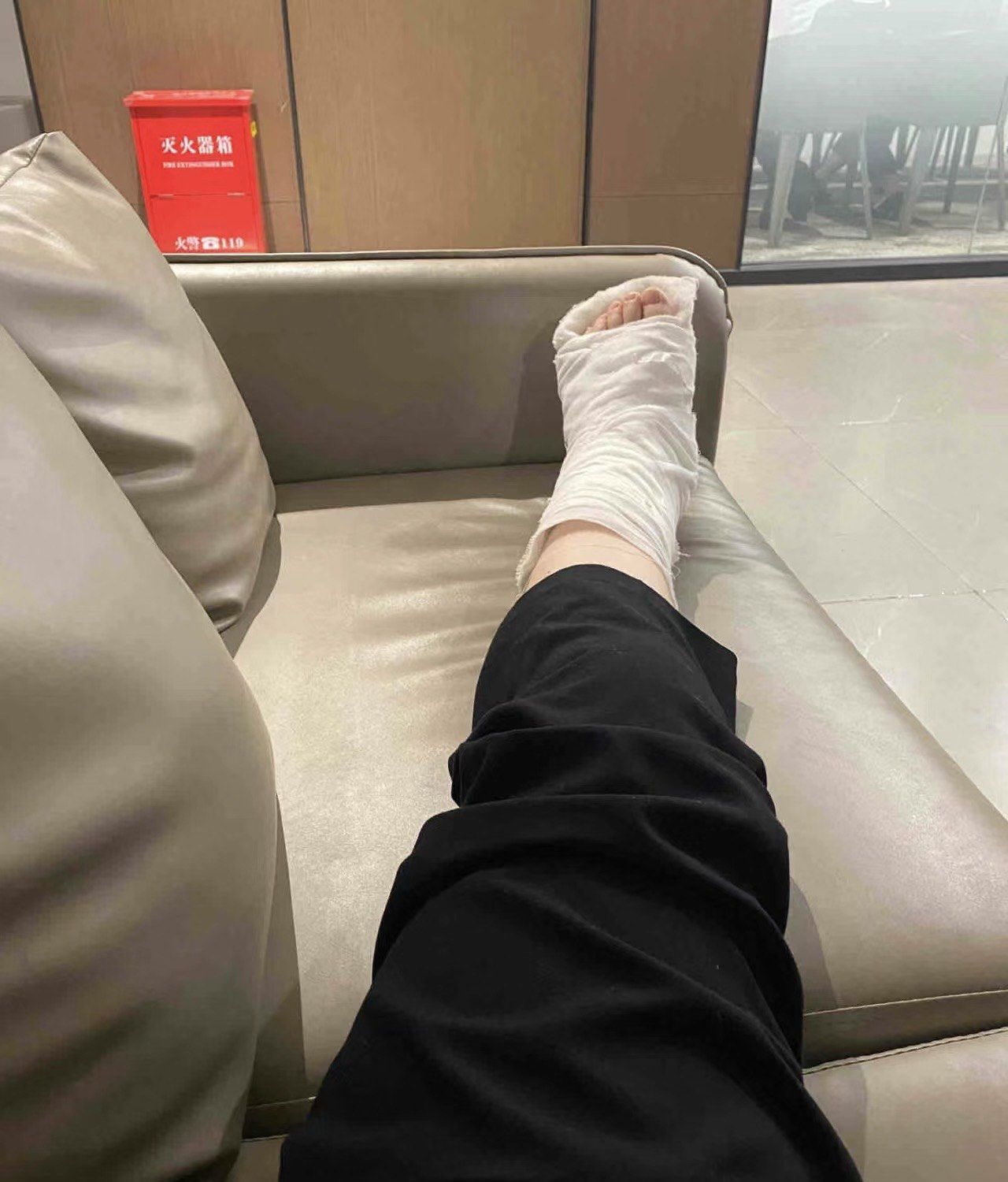 腿断了一个月可以尝试下地吗?