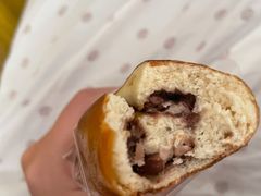 红豆碱水面包-天井·丑面包搭咖啡