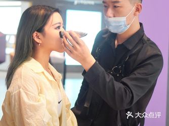 这家健身房能让你玩滑翔伞攀岩还做spa