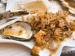 超大的生蚝对比图-覃记海鲜美食餐厅