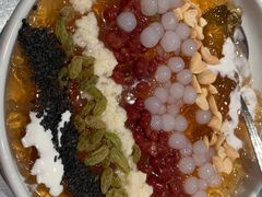 椰奶加量红豆乌龙冰粉-姚姚酸菜鱼·金戈戈香港豉油鸡(喜荟城联名店)