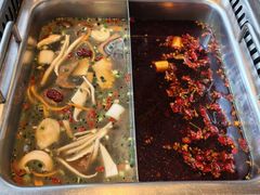 麻辣锅和菌汤锅双拼-大隐·成都火锅Bistro(合生麒麟新天地店)