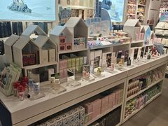 -名创优品(北京新中关购物中心地铁层店)