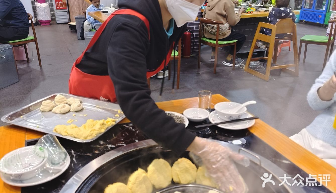 据说这是玉林最好吃的东北铁锅炖！你吃过了吗？