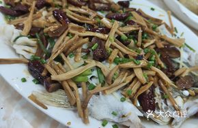 Steamed Fish with Golden Needle Mushrooms