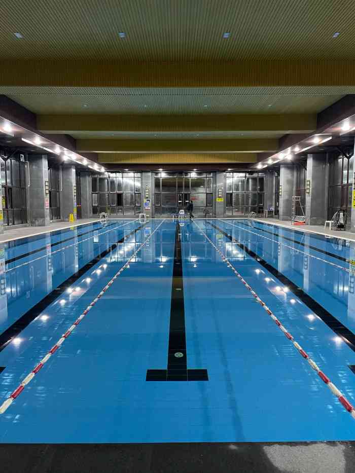 "找到家附近一个隐藏在芙蓉山半山腰的游泳馆