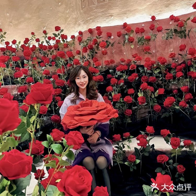 高甜预警｜情人节氛围拉满的烛光晚餐🌹餐厅一楼是玫瑰花花海～