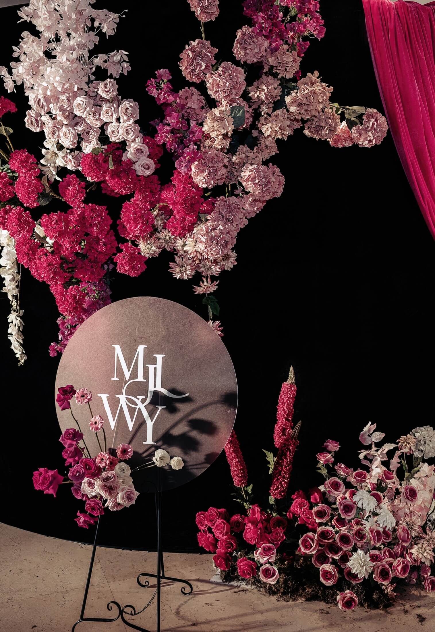 玫红黑色个性线帘婚礼