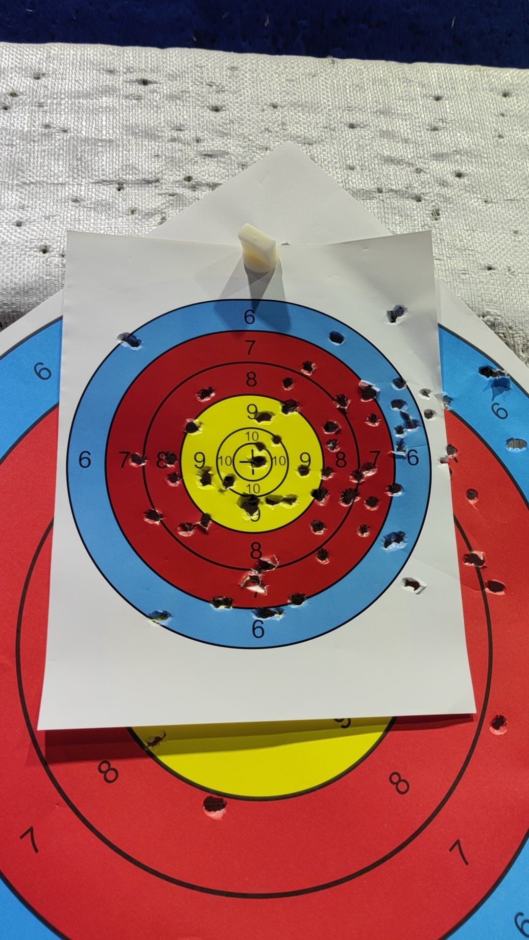 我已经开始打小靶子了,一组里面能射中两三回九环以内,工作人员都穿