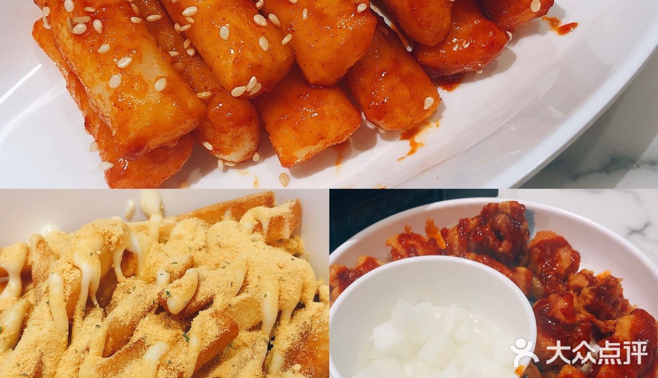 在中学旁边，餐厅和小吃店都很多