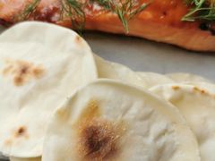 烟熏三文鱼配烤饺子皮和芥末籽酱-BOR Eatery(安福路店)