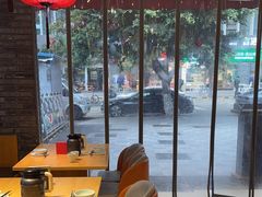 -有红鸡毛店·川菜(抚琴夜市店)