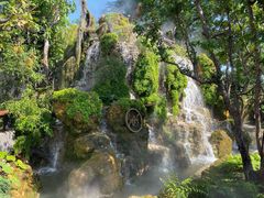 -Chom Cafe and Restaurant