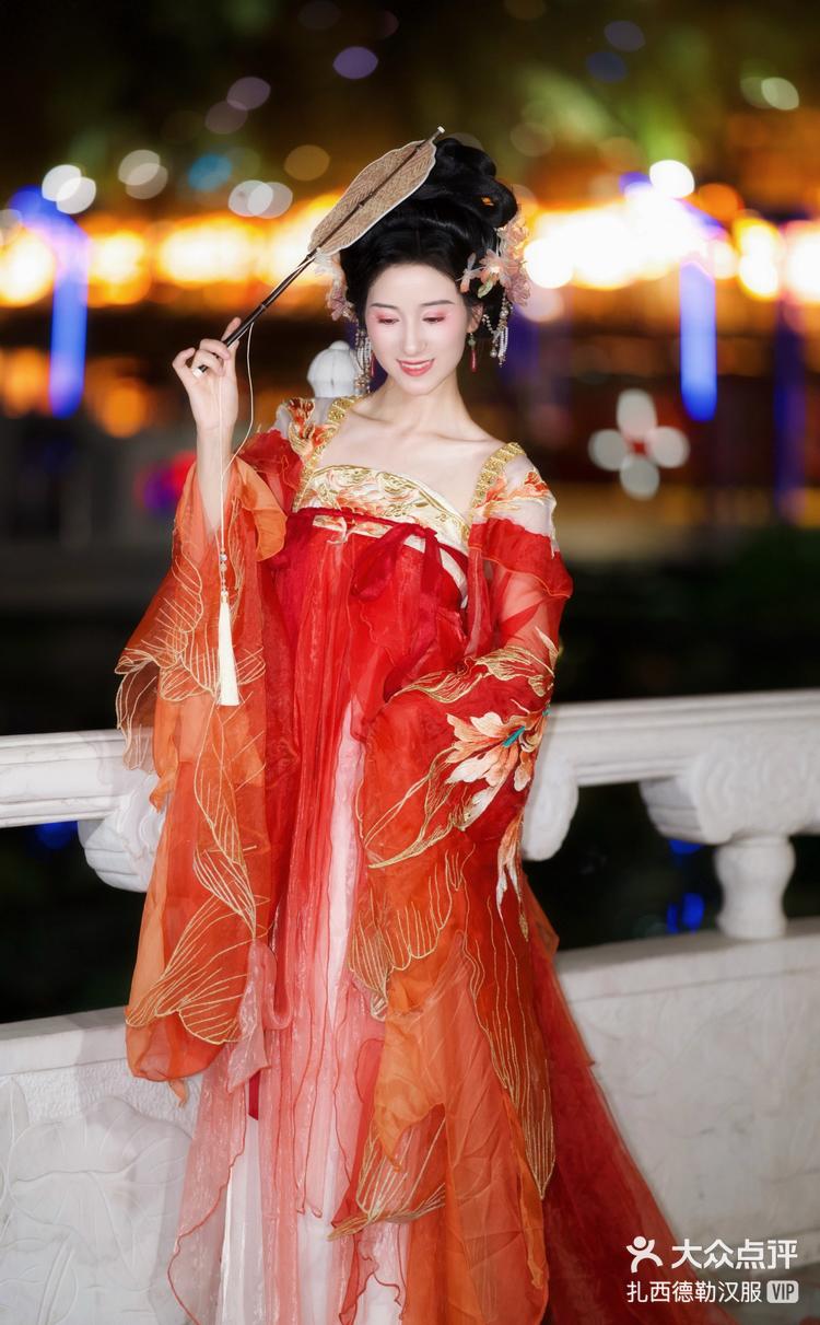 这位身着红锦鲤汉服的小姐姐闯入了镜头