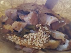 烧饼夹肠头-肠王卤煮(西单食宝街店)