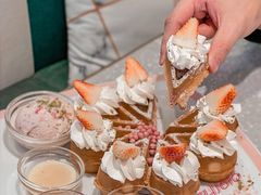 草莓缤纷冰淇淋松饼-Dazzling Cafe 蜜糖吐司专卖店