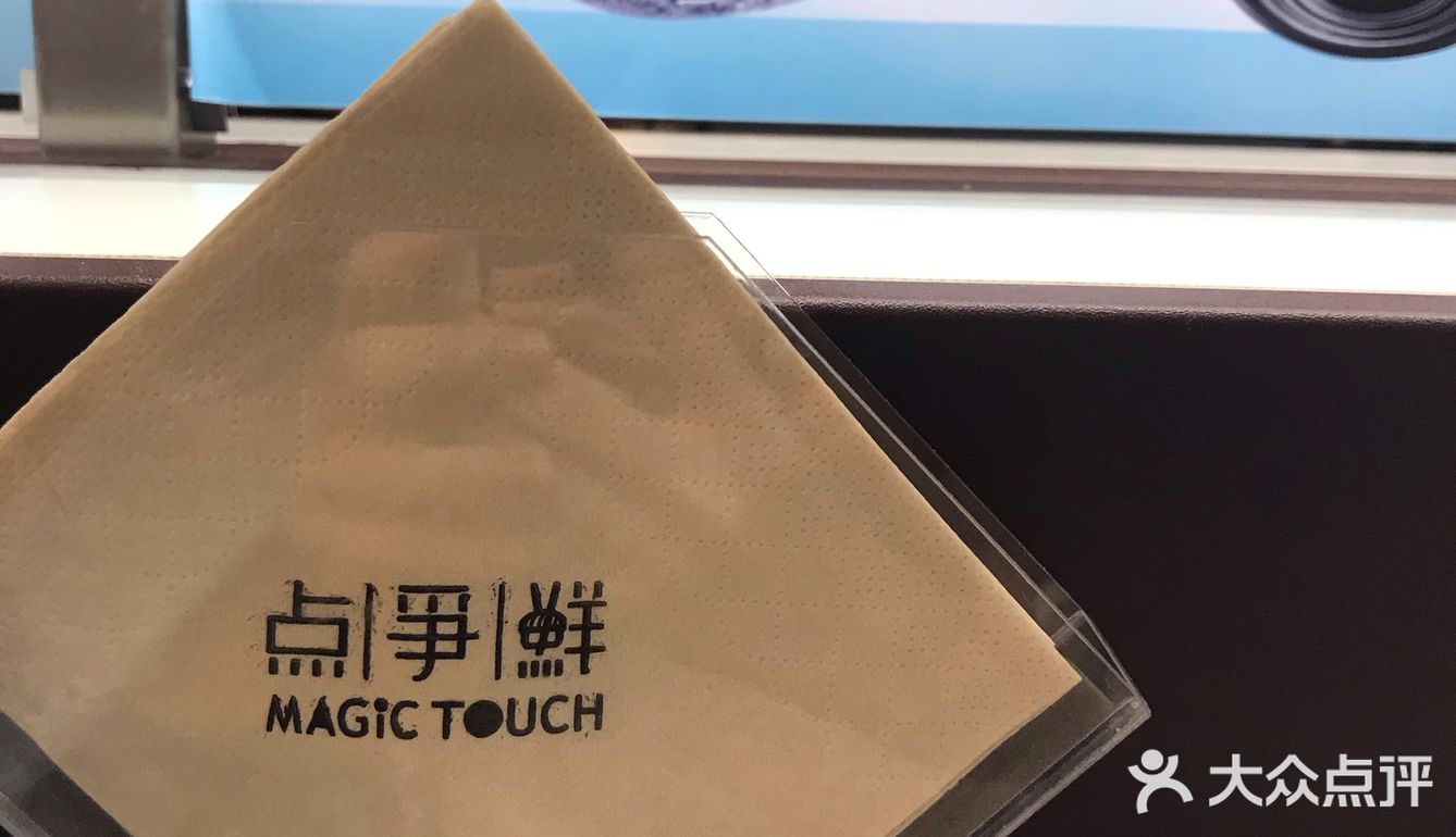 地铁口出来就是，很方便。店铺环境不错