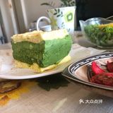 奶酥的抹茶味会比面包里的重，颜色也更深