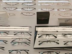 -无奔眼镜·蔡司·依视路授权店(朝阳大悦城店)