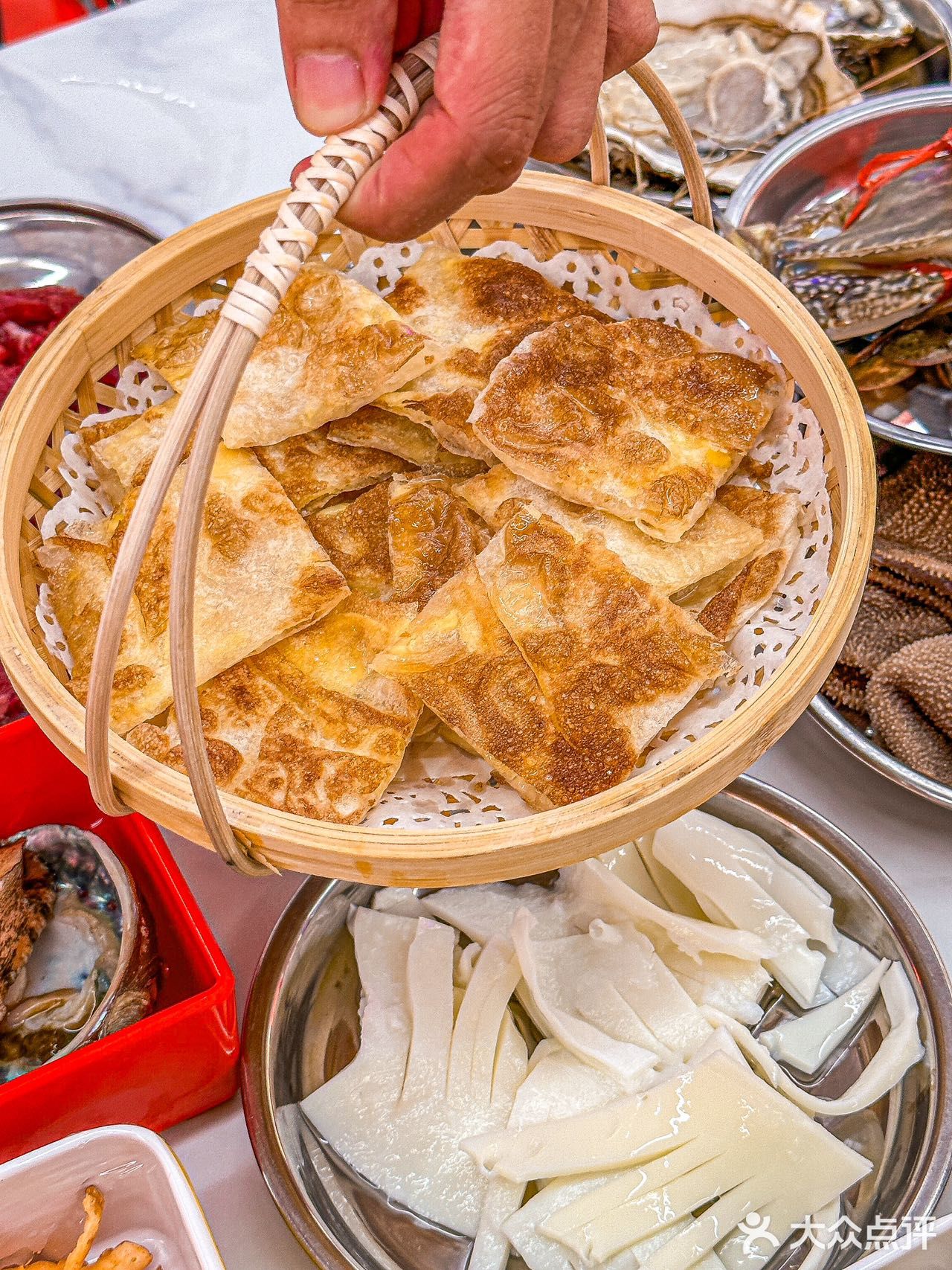 这家海‮自鲜‬选火锅店！一人一锅，锅底口味‮多众‬选择