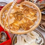 这家海‮自鲜‬选火锅店！一人一锅，锅底口味‮多众‬选择