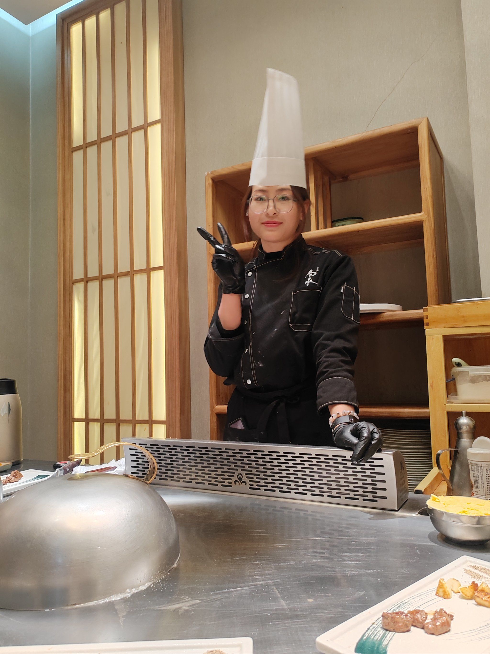 时隔四年到这吃饭再次看见这位美女厨师!