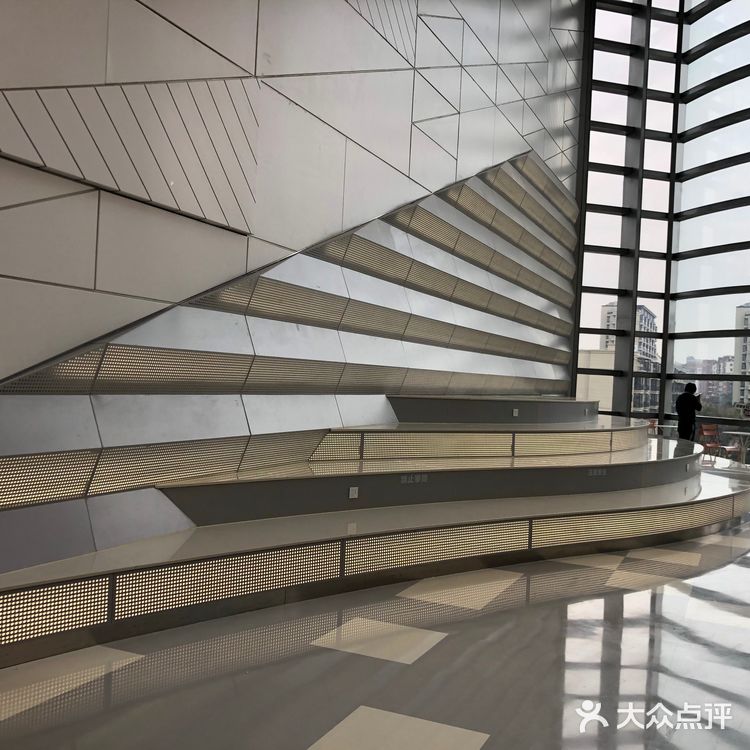 正好赶上开业活动多，所以人还挺多