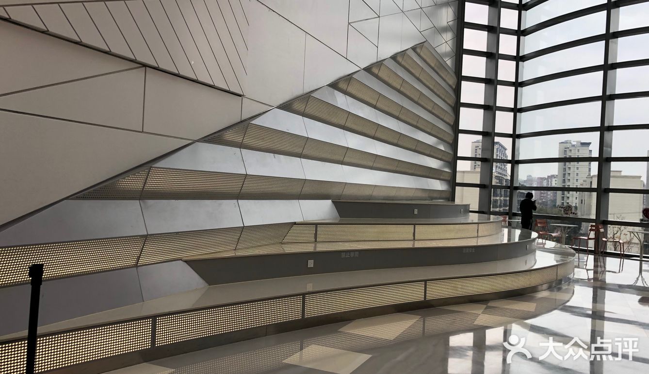 正好赶上开业活动多，所以人还挺多