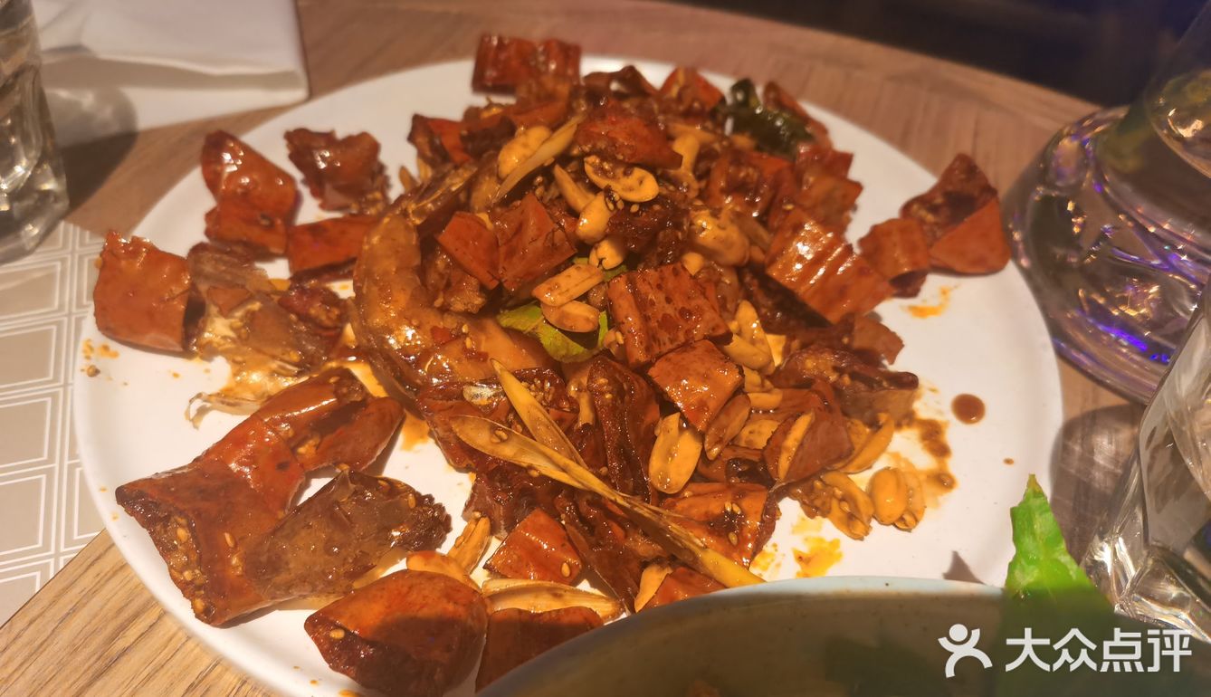 说九点半有乐队，因为怕等不到那个时候就坐了靠里头的位置