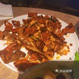说九点半有乐队，因为怕等不到那个时候就坐了靠里头的位置