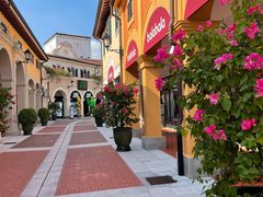 -佛罗伦萨小镇广佛名品奥特莱斯(疏港路店)