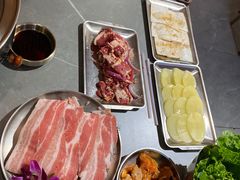 -围炉肉舍•炭烤活鳗•丹东海鲜烤肉(步行街店)