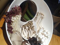 菌类拼盘-洪氏嗨捞·广东猪肚鸡·椰子鸡火锅(西咸万象城店)